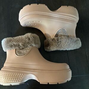 Crocs Stomp Faux Fur Lined Rubber Ankle Boots Tan‎ Men’s Size 12